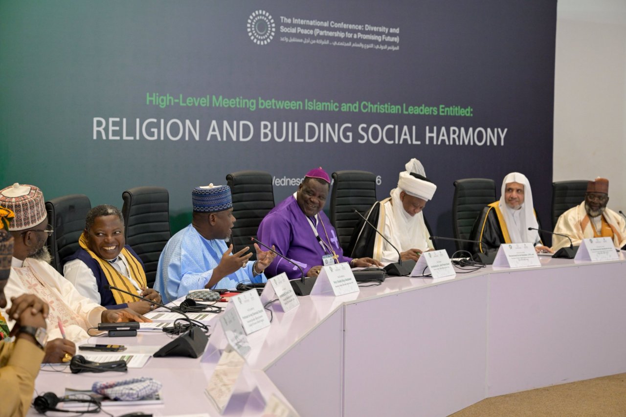 H.E. Sheikh Dr. Mohammed Al-Issa , witnessed the convening of the first high-level roundtable on “Religion and Building Social Harmony,” between Muslim and Christian leaders in Nigeria