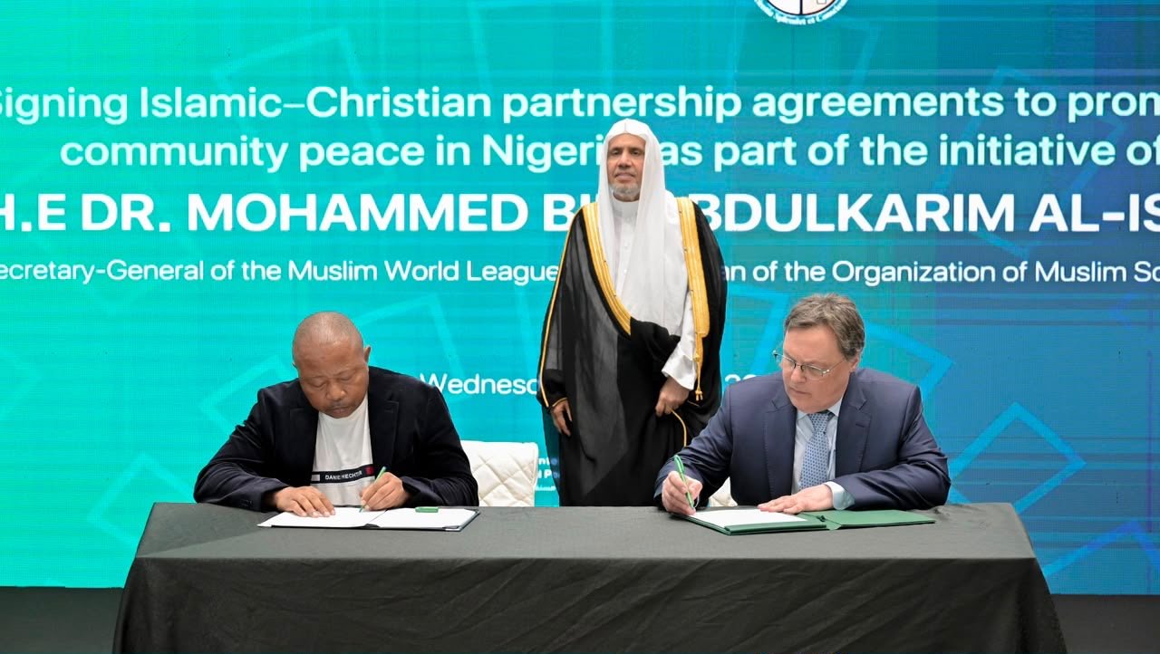 MWL Secretary-General Witnesses Roundtable Meeting of Muslim and Christian Leaders in Nigeria and the Signing of Agreements