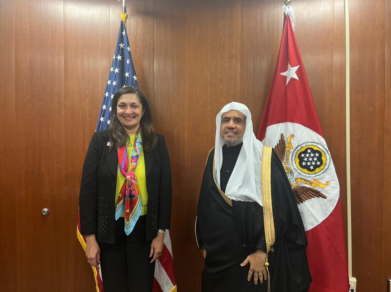 الشيخ د. محمد العيسى‬⁩ يلتقي بمسؤولة الأمن المدني والديموقراطيات وحقوق الإنسان بالخارجية الأمريكية السيدة أزرا زيا