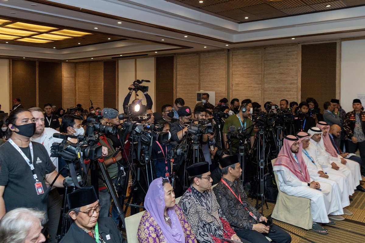  رئيسَا "R20" يعقدان مؤتمراً صحافياً، بحضور واسع لأهم وسائل الإعلام العالمية.