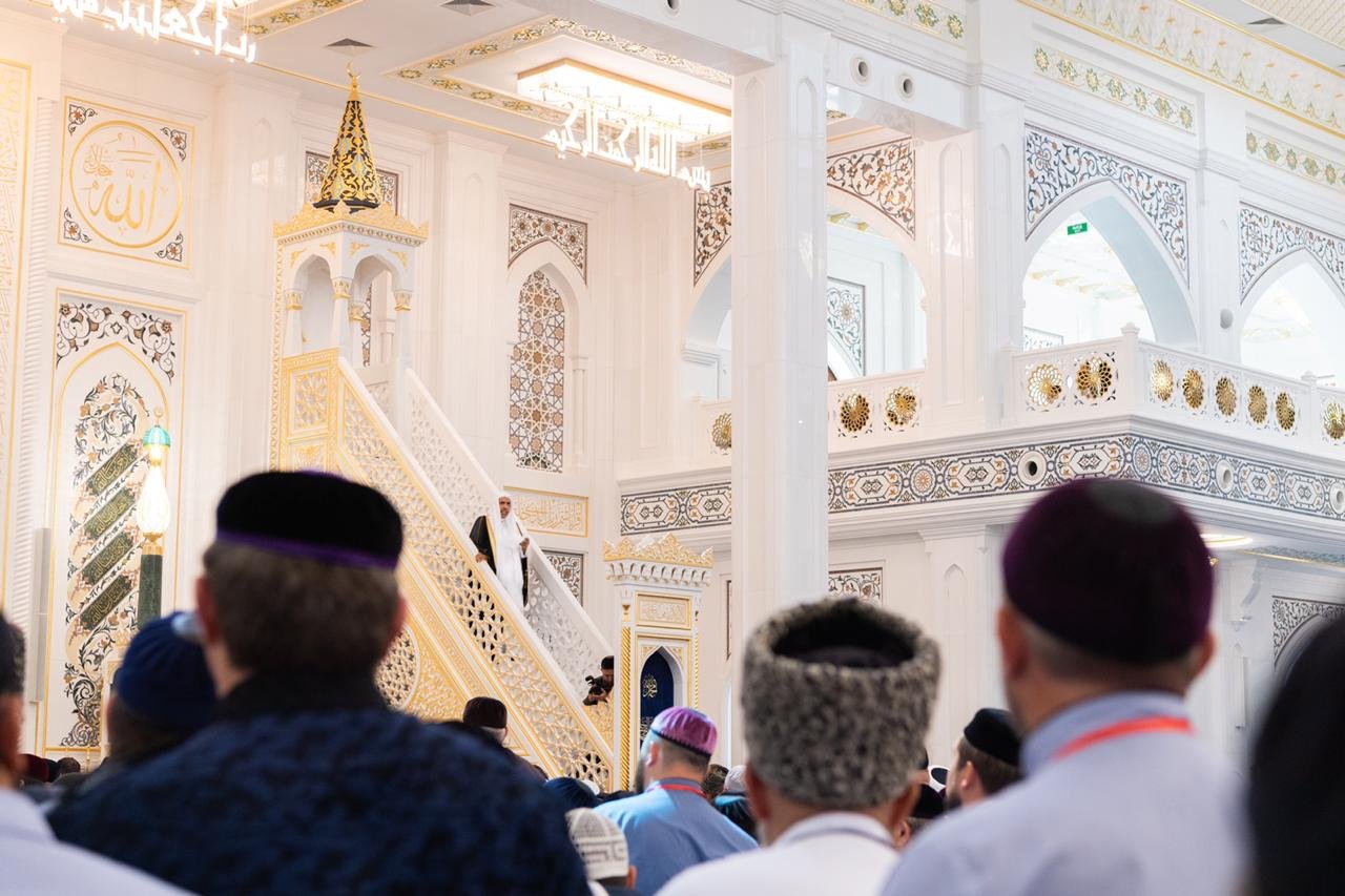 افتتاح أكبر مسجد في أوروبا بالشيشان.. وأمين رابطة العالم الإسلامي يلقي خطبة جمعته الأولى