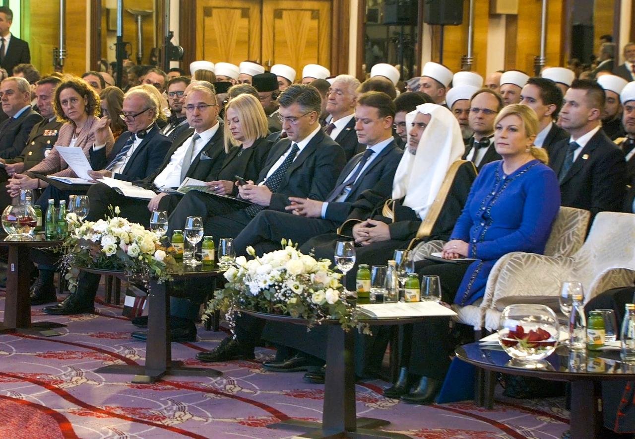 رئيسة جمهورية كرواتيا خلال افتتاحها لمؤتمر رابطة العالم الإسلامي، بحضور الشيخ العيسى ورئيس البرلمان ورئيس الوزراء الكرواتي.