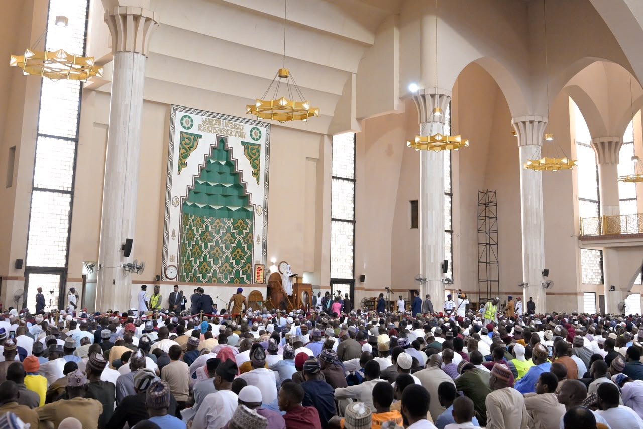 دبیرکل سازمان همبستگی جهان اسلام خطبه نماز جمعه را ایراد کرد ودر مسجد جامع ملی پایتخت نیجریه امامت نمازگزاران را بر عهده گرفت