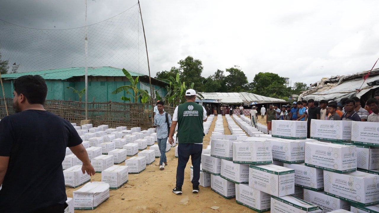 The Muslim World League has successfully completed the distribution of food baskets to forcibly displaced Rohingya. This humanitarian initiative met the basic nutritional needs of thousands of beneficiaries and was carried out in close coordination and cooperation with the relevant governmental and international authorities.