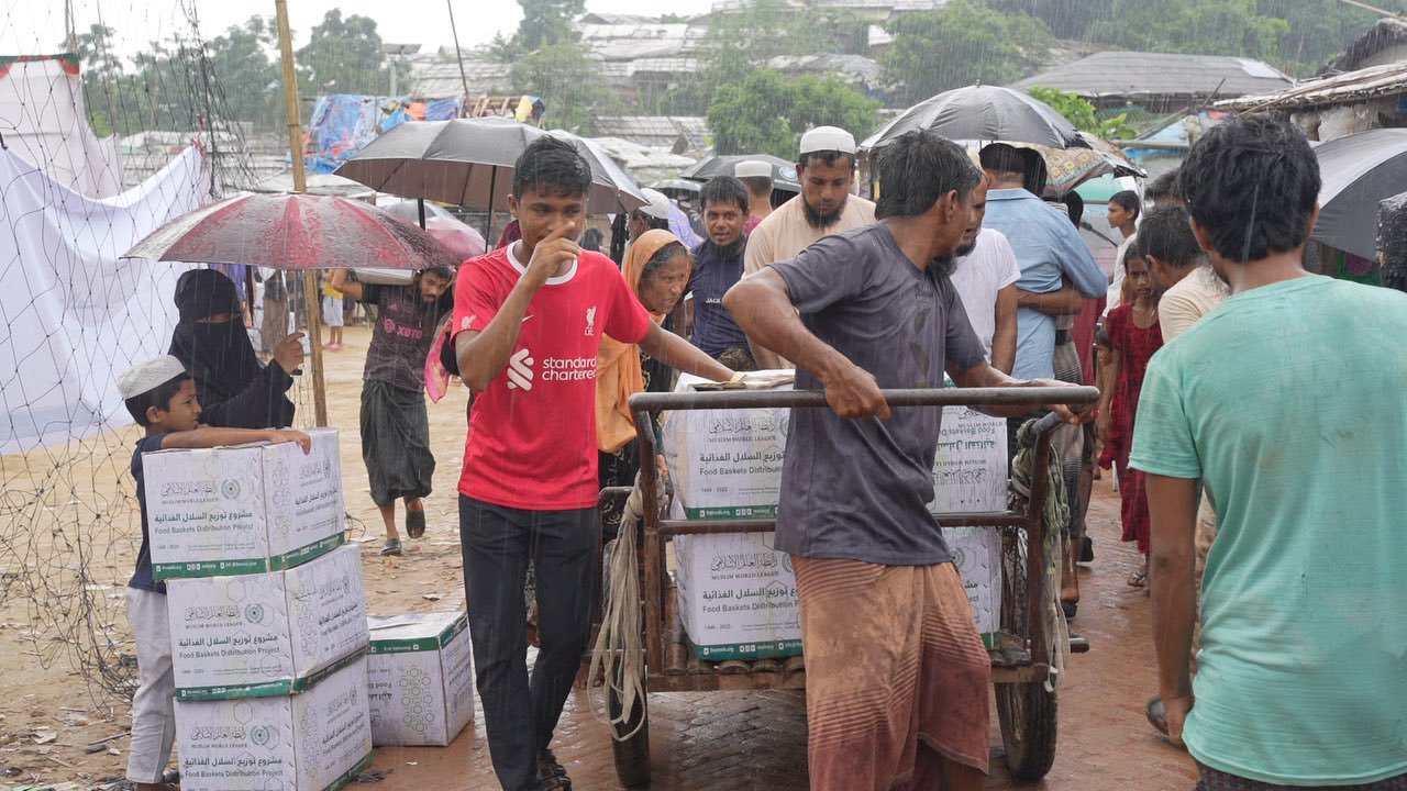 The Muslim World League has successfully completed the distribution of food baskets to forcibly displaced Rohingya. This humanitarian initiative met the basic nutritional needs of thousands of beneficiaries and was carried out in close coordination and cooperation with the relevant governmental and international authorities.
