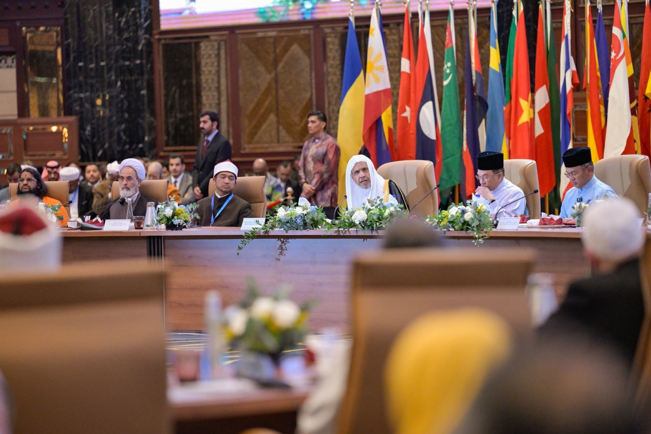 H.E. Dato’ Sri Anwar Ibrahim, Prime Minister of Malaysia and H.E. Sheikh Dr. Mohammed Al-Issa, Secretary-General of the MWL inaugurated the Second International Summit of Religious Leaders, titled “The Role of Religious Leaders in Resolving Conflicts.”