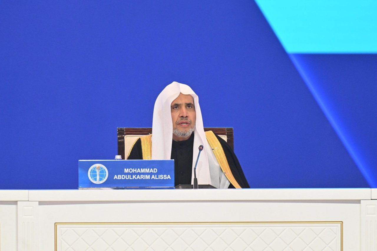 El Secretario General de la Liga del Mundo Islámico, Presidente del Consejo de Ulemas, el Sheij Mohammed Al-Issa dirigiéndose a los participantes de la sesión inaugural de la «Cumbre Mundial de las Religiones»