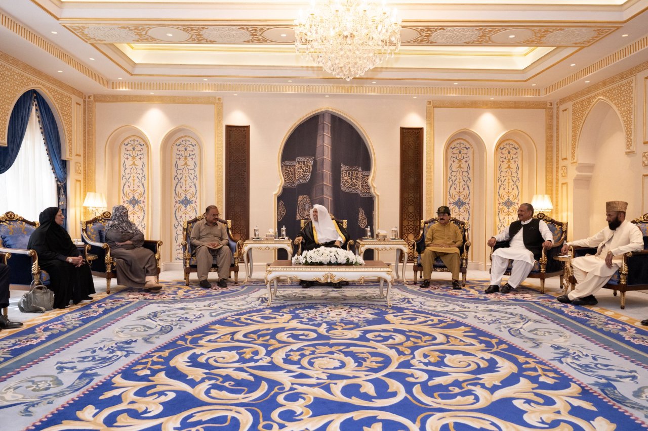 ‏استقبل معالي الأمين العام، رئيس هيئة علماء المسلمين، فضيلة الشيخ د ⁧‫محمد العيسى‬⁩ ‬⁩، وفدًا برلمانيًّا رفيع المستوى يُمثّل مختلف الأحزاب في الجمعية الوطنية الباكستانية (البرلمان)، بحضور سفير جمهورية باكستان الإسلامية لدى المملكة العربية السعودية السيد أحمد فاروق