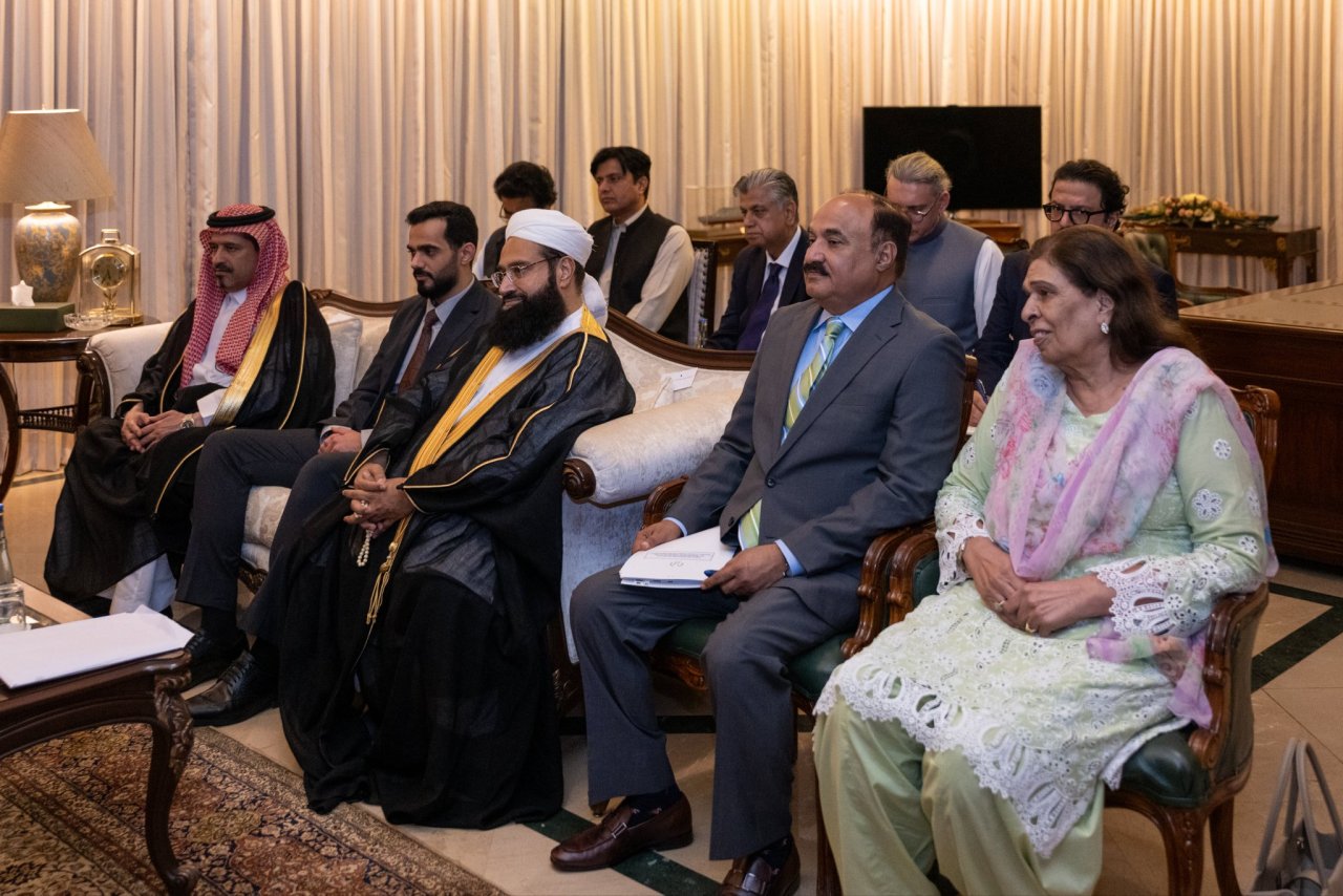 H.E. Mr. Asif Ali Zardari, the President of the Islamic Republic of Pakistan, received H.E. Sheikh Dr. Mohammed Al-Issa, Secretary-General of (MWL) and Chairman of the OMS, at the Presidential Palace in Islamabad, capital of Pakistan.
