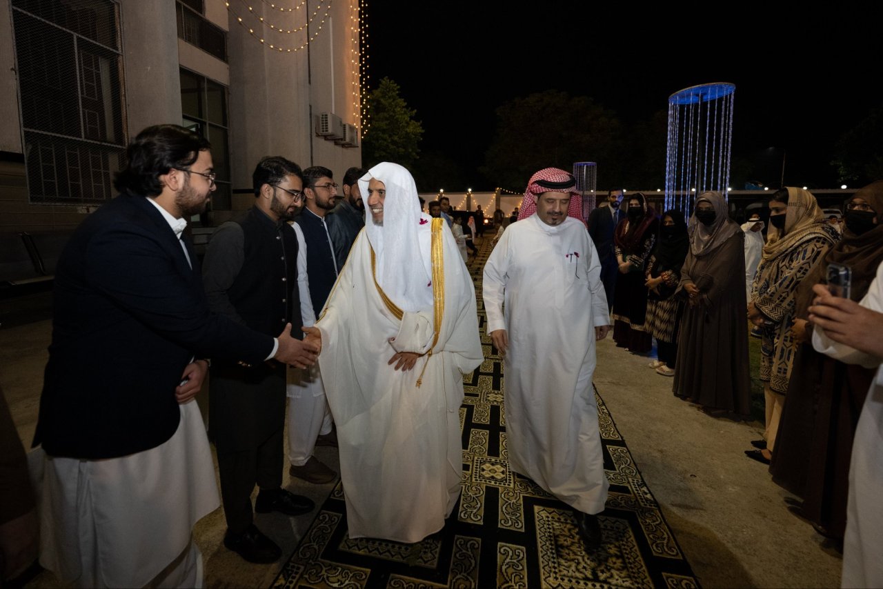 H.E. Sheikh Dr. Mohammed Al-Issa, visited the Dar Ali bin Abi Talib—may Allah be pleased with him—Orphanage. The orphanage, affiliated with the Muslim World League and located in the Islamic Republic of Pakistan,