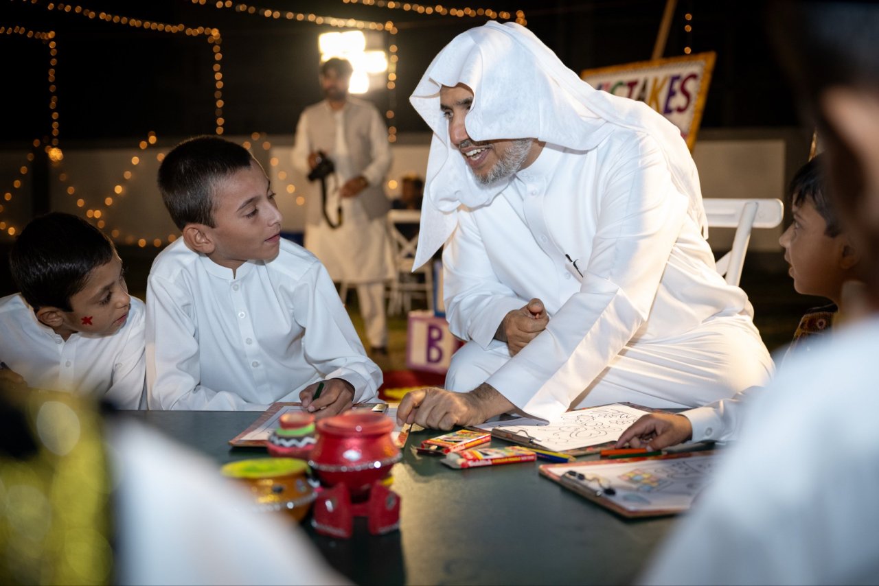 H.E. Sheikh Dr. Mohammed Al-Issa, visited the Dar Ali bin Abi Talib—may Allah be pleased with him—Orphanage. The orphanage, affiliated with the Muslim World League and located in the Islamic Republic of Pakistan,