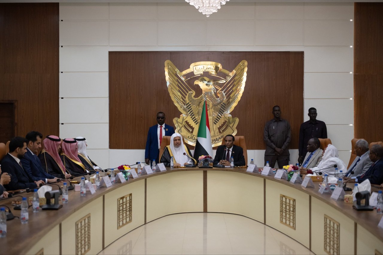 H.E. Prof. Kamil Idris, the Prime Minister of the Republic of Sudan, held a session of talks with H.E. Sheikh Dr. Mohammed Al-Issa, in the presence of members of the Council of Ministers and senior advisers at the Presidency of the Government.