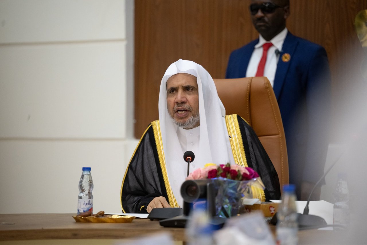 H.E. Prof. Kamil Idris, the Prime Minister of the Republic of Sudan, held a session of talks with H.E. Sheikh Dr. Mohammed Al-Issa, in the presence of members of the Council of Ministers and senior advisers at the Presidency of the Government.