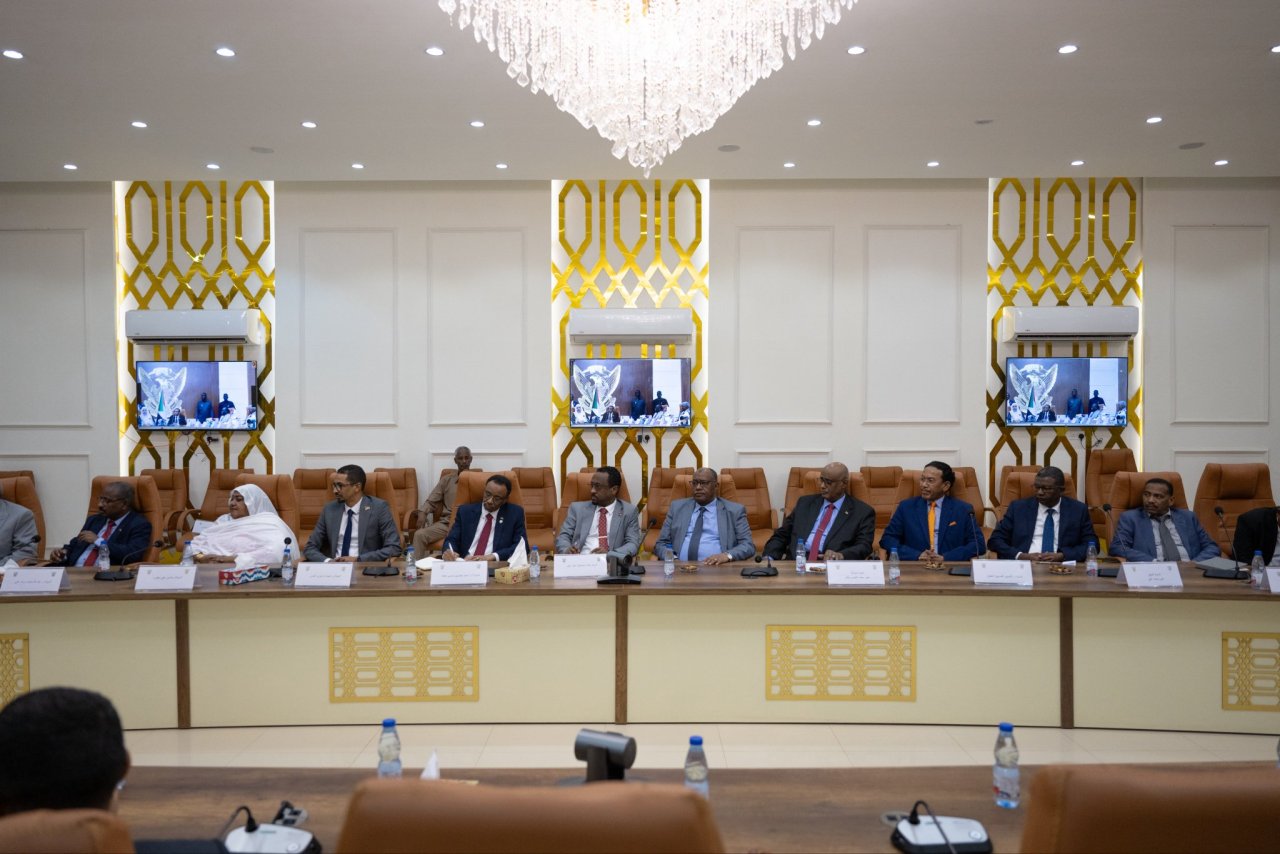 H.E. Prof. Kamil Idris, the Prime Minister of the Republic of Sudan, held a session of talks with H.E. Sheikh Dr. Mohammed Al-Issa, in the presence of members of the Council of Ministers and senior advisers at the Presidency of the Government.