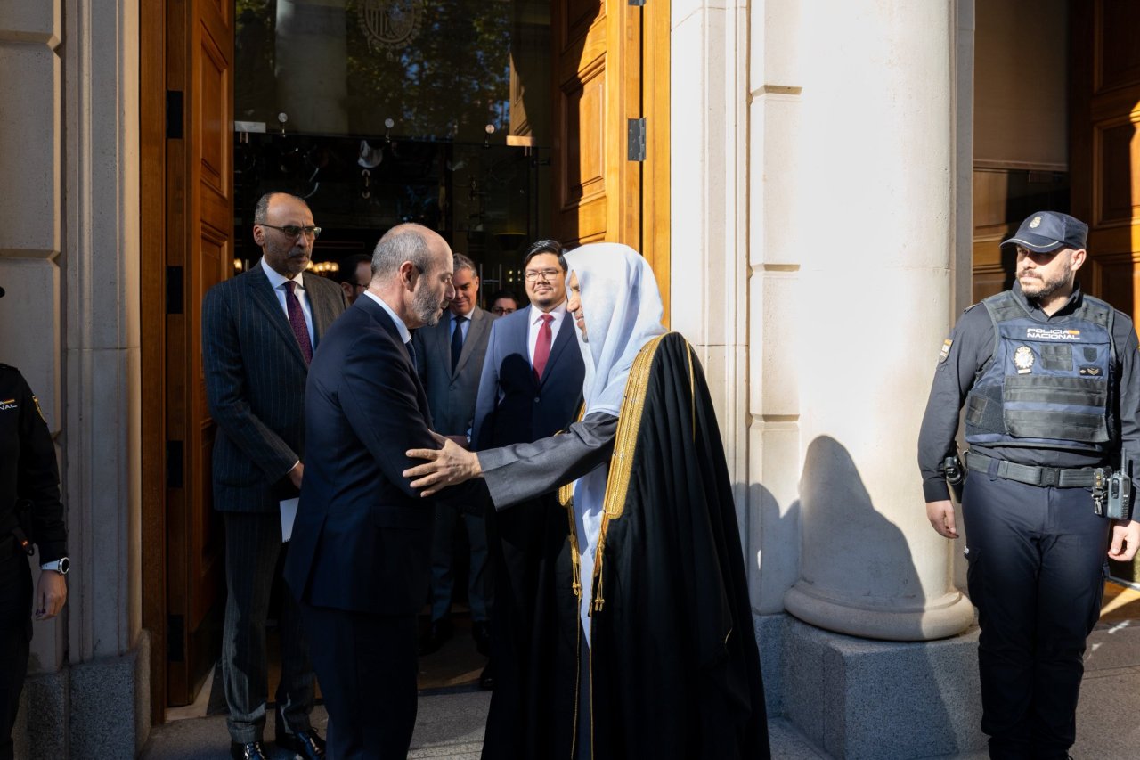 التقى معالي الأمين العام، رئيس هيئة علماء المسلمين، الشيخ د.⁧‫محمد العيسى‬⁩ ⁦‪‬⁩، في مقرّ مجلس الشيوخ الإسباني بالعاصمة مدريد، معالي رئيسه السيد بيدرو رويان