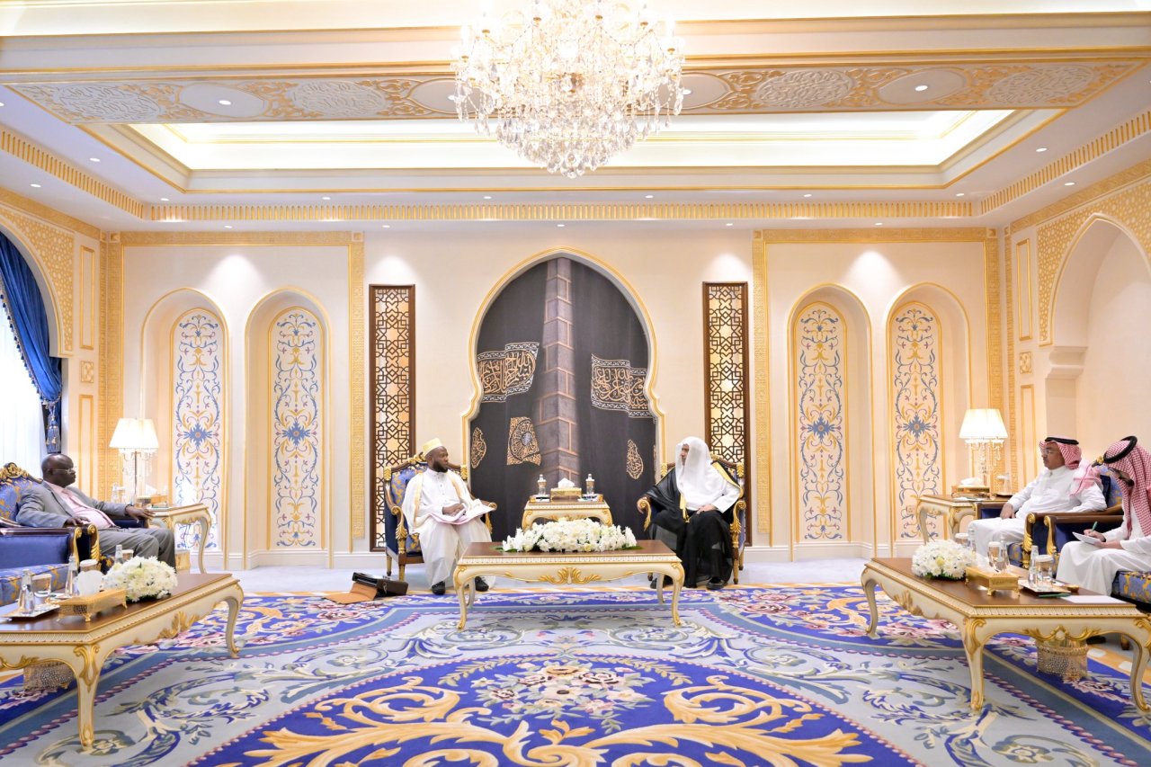 استقبل معالي الأمين العام، رئيس هيئة علماء المسلمين، فضيلة الشيخ د.⁧‫محمد العيسى‬⁩  ⁦‪‬⁩، في مكتبه بمكة المكرمة، سماحة الإمام الأكبر للشؤون الإسلامية، المفتي العام لجمهورية بروندي، الشيخ: ناياباغالو سالوم