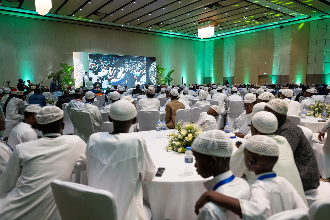 د.العيسى يشهد تخريج سبعين ألفًا بين حافظ وحافظة للقرآن الكريم في راوندا