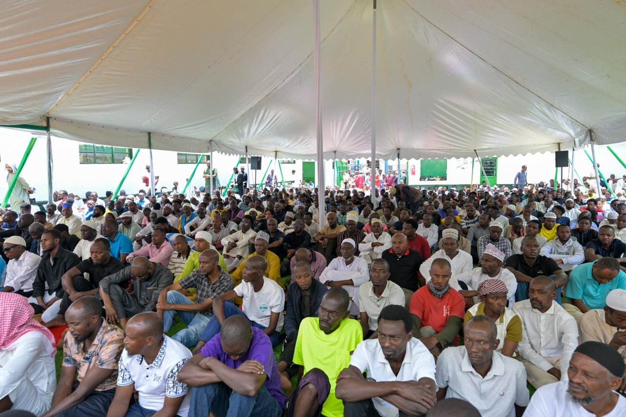 د.العيسى يخطب ويؤمّ المصلين في الجامع الكبير في رواندا