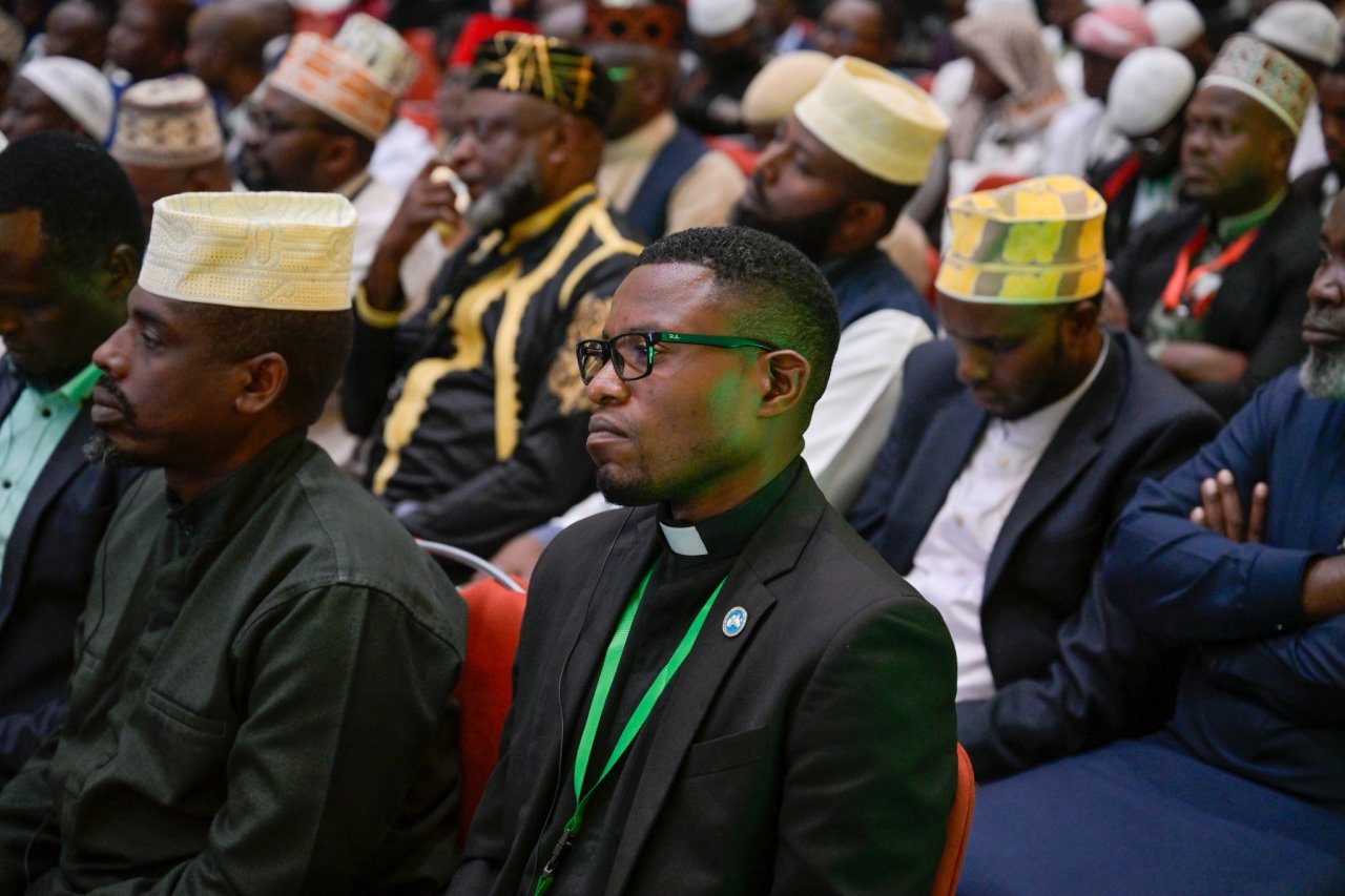 ‏شهد معالي الأمين العام، رئيس هيئة علماء المسلمين، فضيلة الشيخ د.⁧‫محمد العيسى‬⁩‬⁩ توقيعَ مذكرة تفاهم بين رابطة العالم الإسلامي والمجلس الأعلى للشؤون الإسلامية في رواندا؛ لتفعيل وثيقة مكة المكرمة وخدمة اللغة العربية، كما جرى توقيع مذكرة تفاهم مع وزارةِ الشؤون الاجتماعية؛ لدعم مشروع ترميم بيوت الأرامل، بحضور قياداتٍ من رابطة العالم الإسلامي، وشخصيات وزارية من جمهورية رواندا.