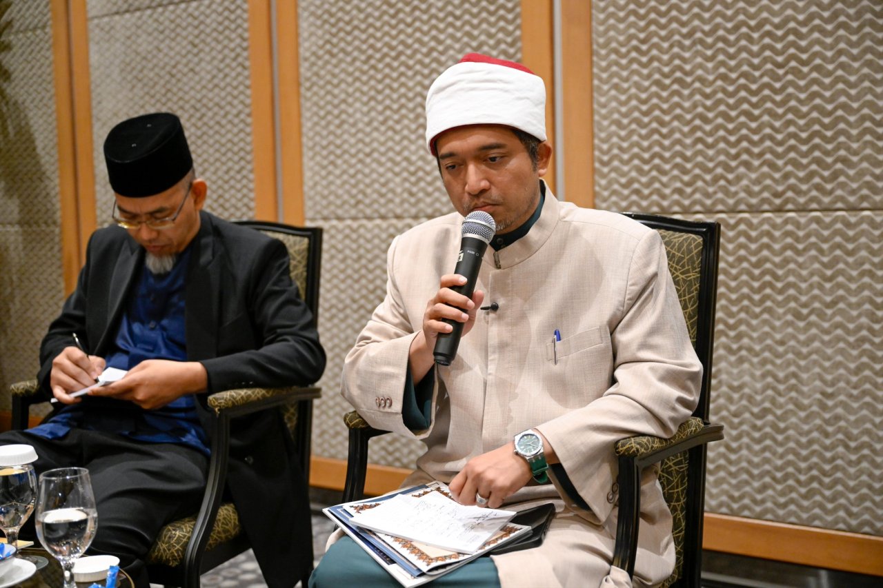 عقَدَ معالي الأمين العام، رئيسُ هيئة علماء المسلمين، فضيلةُ الشيخ د.⁧‫ محمد العيسى‬⁩ ‬⁩، في العاصمة الماليزية "كوالالمبور"، اجتماعًا مع كبار علماء ماليزيا من عموم الولايات، يتقدَّمُهم سماحةُ الإمام الأكبر المفتي العام لماليزيا، الشيخ فواز أحمد فاضل