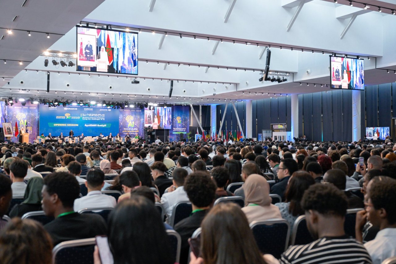 باستضافة الجامعة الأورومتوسطية بمدينة "فاس"، ومشاركة شخصياتٍ عالميةٍ، والممثّل السامي للأمم المتحدة لتحالف الحضارات، إلى جانب نُخبةٍ من الأكاديميين والمفكرين من 75 دولة، وشركاء الجامعة، بحضورٍ تجاوزَ 2000 شخص