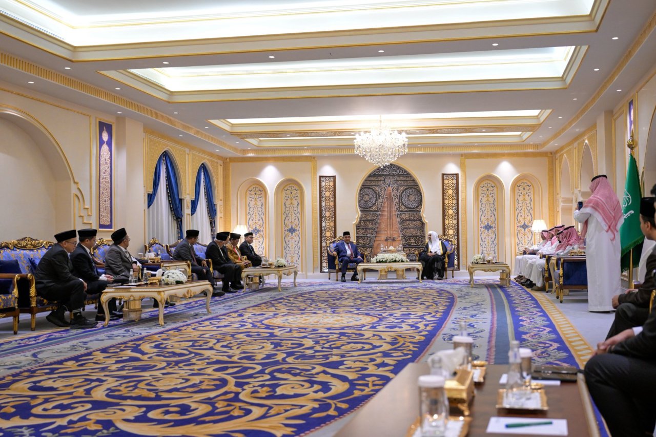 استقبلَ معالي الأمين العام، رئيس هيئة علماء المسلمين، فضيلة الشيخ د.⁧‫محمد العيسى‬⁩ ⁦‪‬⁩، معالي رئيس مجلس الشورى الشعبي الإندونيسي، السيد أحمد موزاني