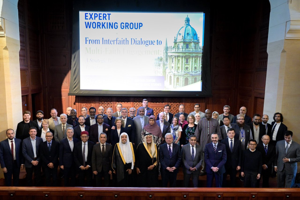 H.E. Sheikh Dr. Mohammed Al-Issa, Secretary-General of the MWL and Chairman of the OMS, delivered a keynote address at the opening of a high-level meeting of the Expert Group at the Oxford Centre for Islamic Studies