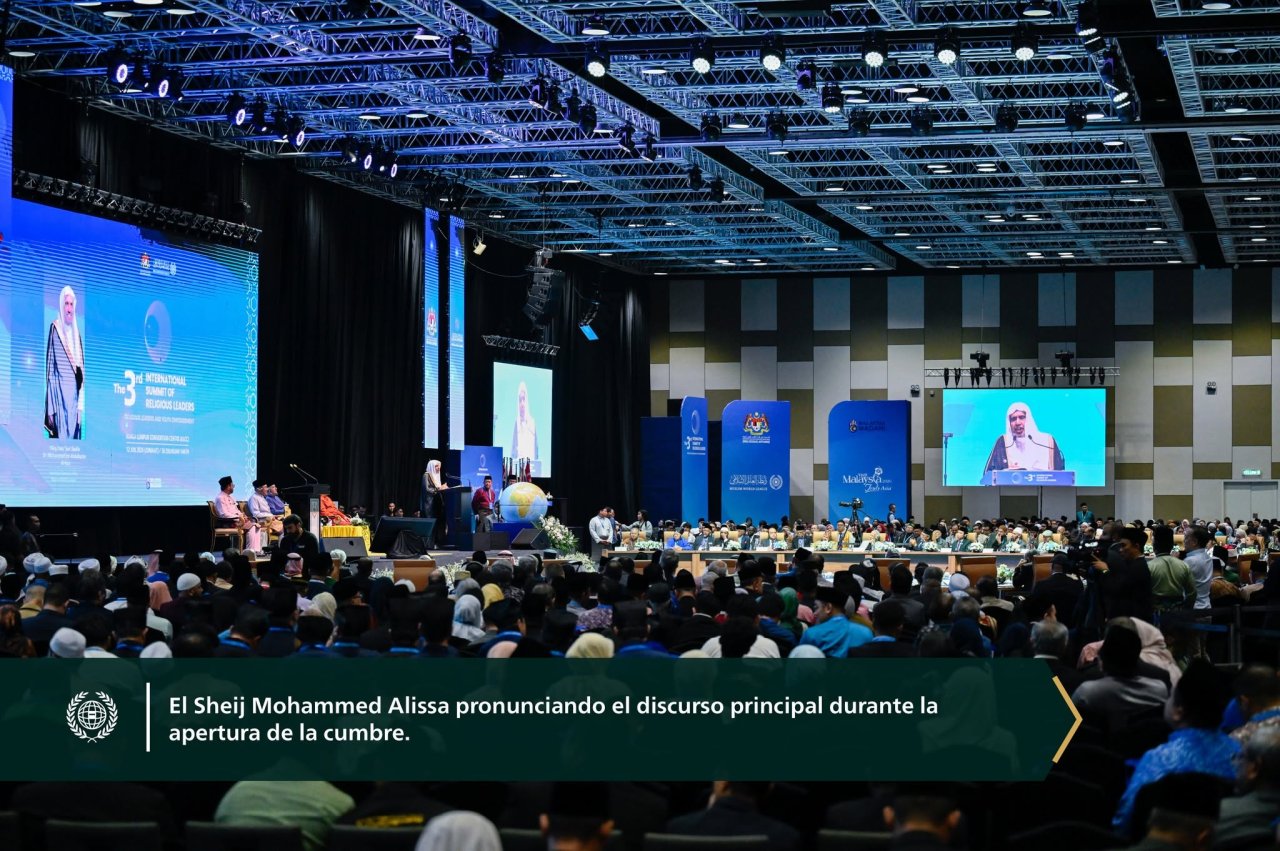 El Sheij Dr. Mohammed Al-Issa pronunció el discurso de apertura de la tercera Cumbre internacional de líderes religiosos, organizada bajo el patrocinio y en presencia de Su Majestad el Sultán Nazrin Muizzuddin Shah y del Primer Ministro, Sr. Anwar Ibrahim