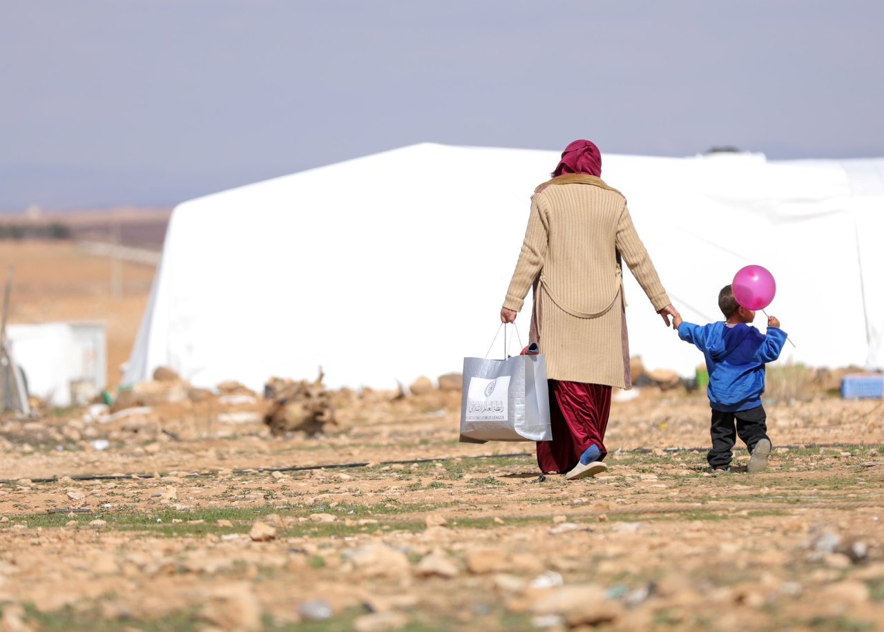 La Ligue islamique mondiale accorde une grande importance aux questions des réfugiés et des personnes déplacées à travers le monde, conformément aux valeurs islamiques qui placent la dignité humaine au plus haut rang
