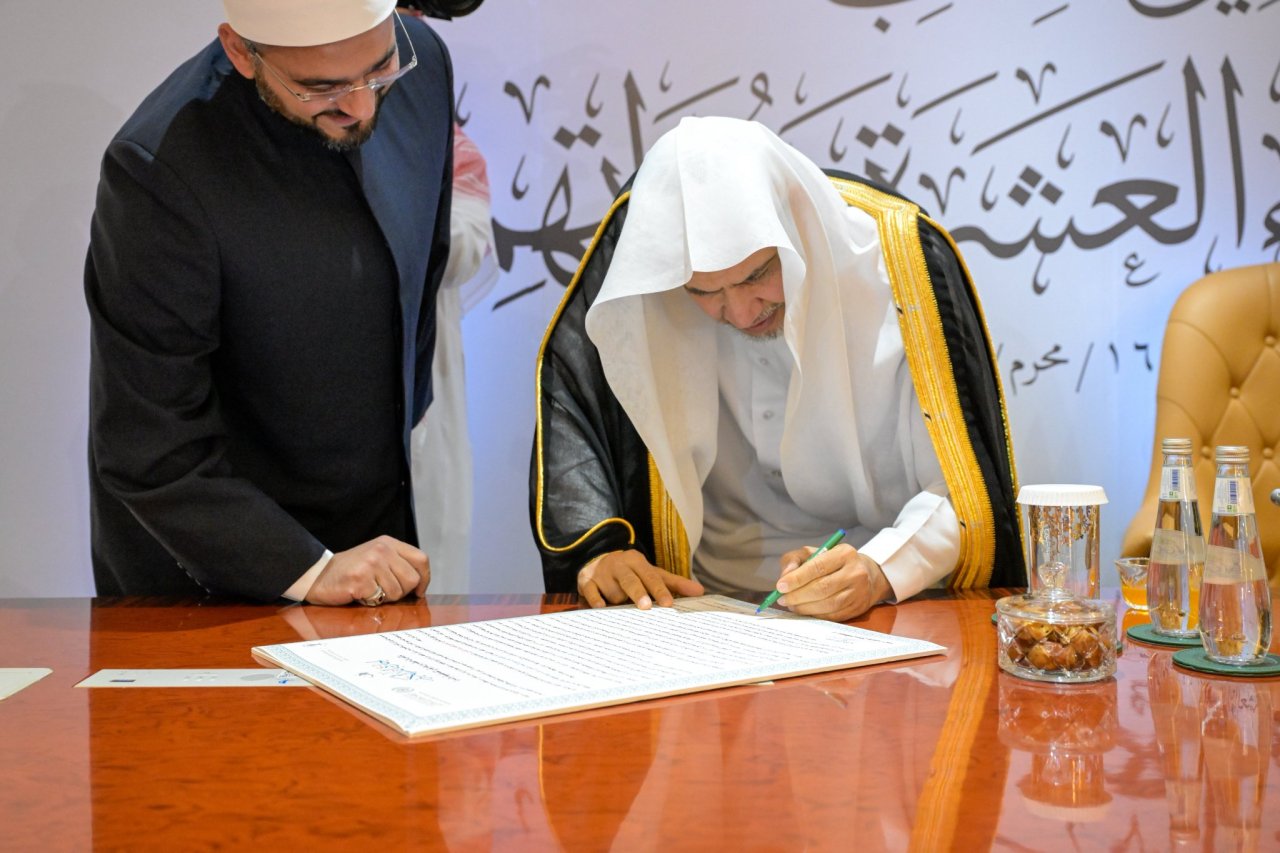 صور من حفل تدشين معالي الأمين العام، رئيس هيئة علماء المسلمين، فضيلة الشيخ د.⁧‫ محمد العيسى‬⁩ ‬⁩، في مقرّ الرابطة بمكة المكرمة، كتابَ «أطلس القُرّاء العشرة ورُواتهم» بحضور المؤلف الشيخ سامي المغلوث