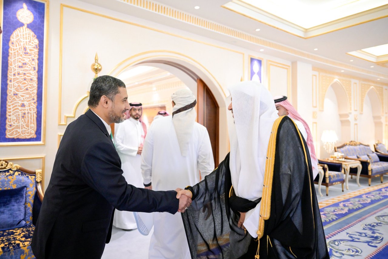 التقى معالي الأمين العام، رئيس هيئة علماء المسلمين؛ فضيلة الشيخ د. ⁧‫محمد العيسى‬⁩‬⁩ ، في مكة المكرمة نخبةً من المُقرئين بالمقرأة التقنية العالمية التابعة لرابطة العالم الإسلامي