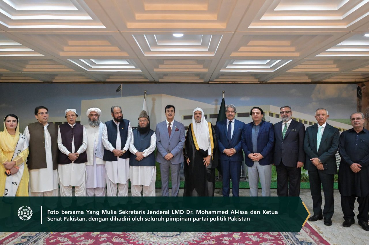 Yang Mulia Ketua Senat Pakistan, Bapak Yousaf Raza Gilani, menerima kunjungan Yang Mulia Sekretaris Jenderal LMD, Syekh Dr. Mohammed Al-Issa di gedung Senat, dengan dihadiri oleh seluruh pimpinan partai politik dan para anggota