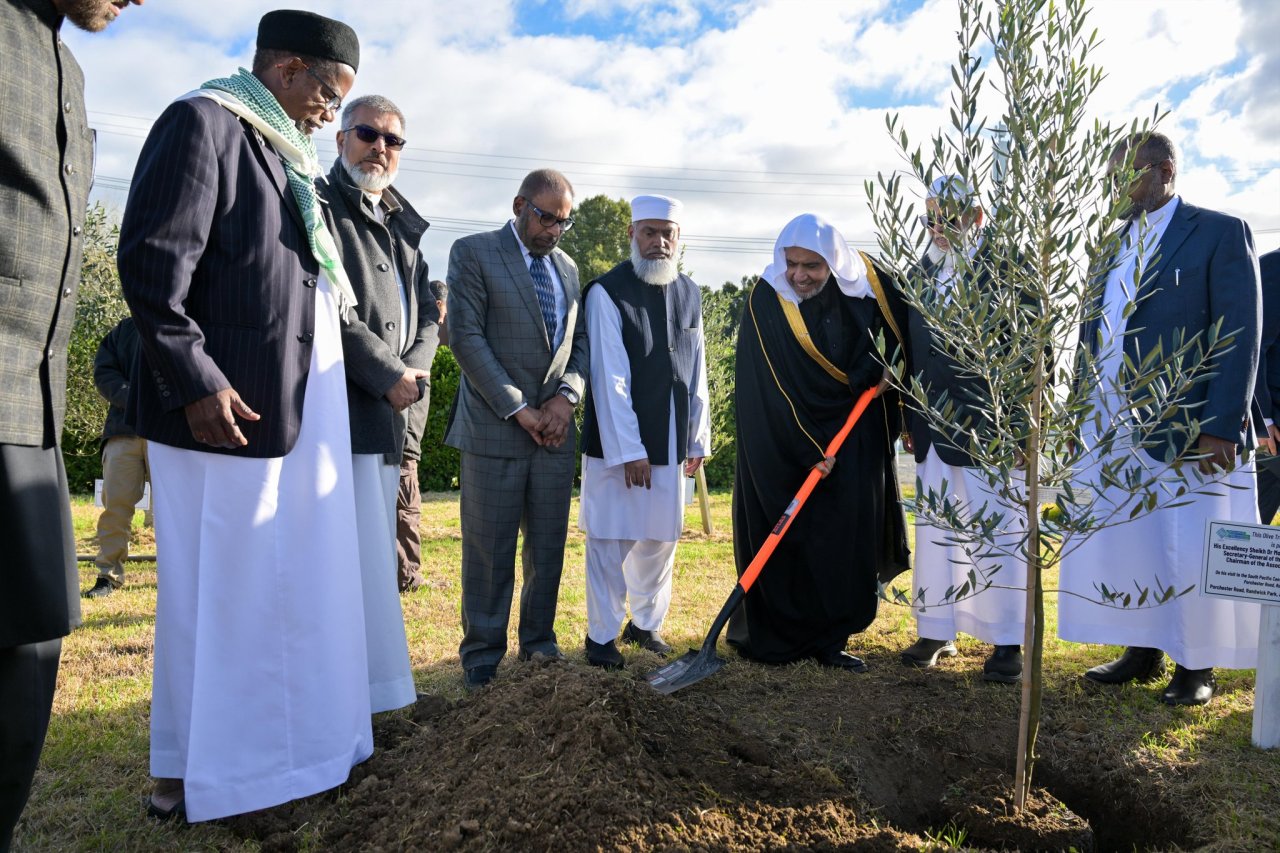 H.E. Sheikh Dr. Mohammed Al-Issa , Secretary-General of the MWL, toured the site where the first phase of the Islamic Centre is being developed in Auckland and took part in planting the Olive Tree of Peace within the centre’s premises