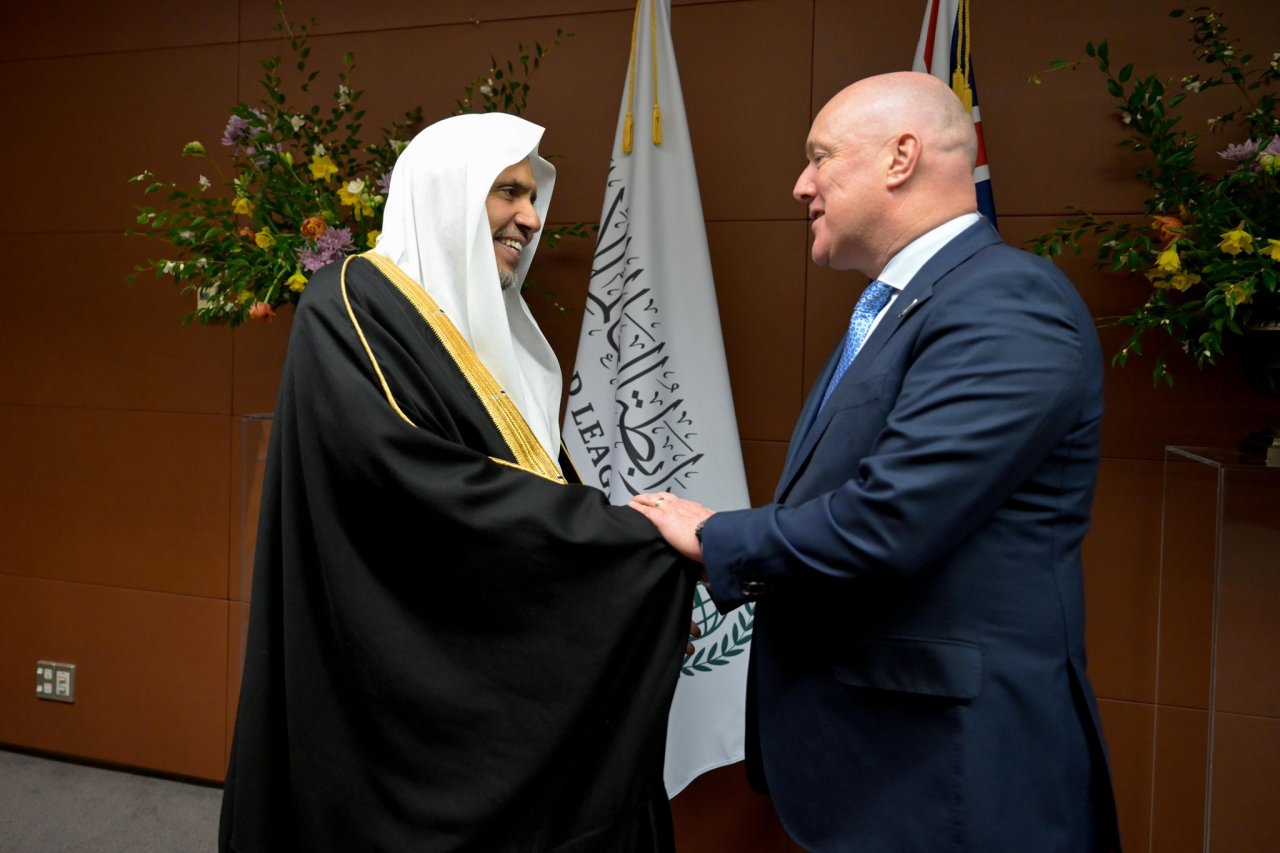 استقبل دولة رئيس الوزراء النيوزيلندي، السيد كريستوفر لوكسون، معالي الأمين العام، رئيسَ هيئة علماء المسلمين، فضيلةَ الشيخ د.⁧‫محمد العيسى‬⁩ ‬⁩، في العاصمة النيوزيلندية "ويلينغتون"