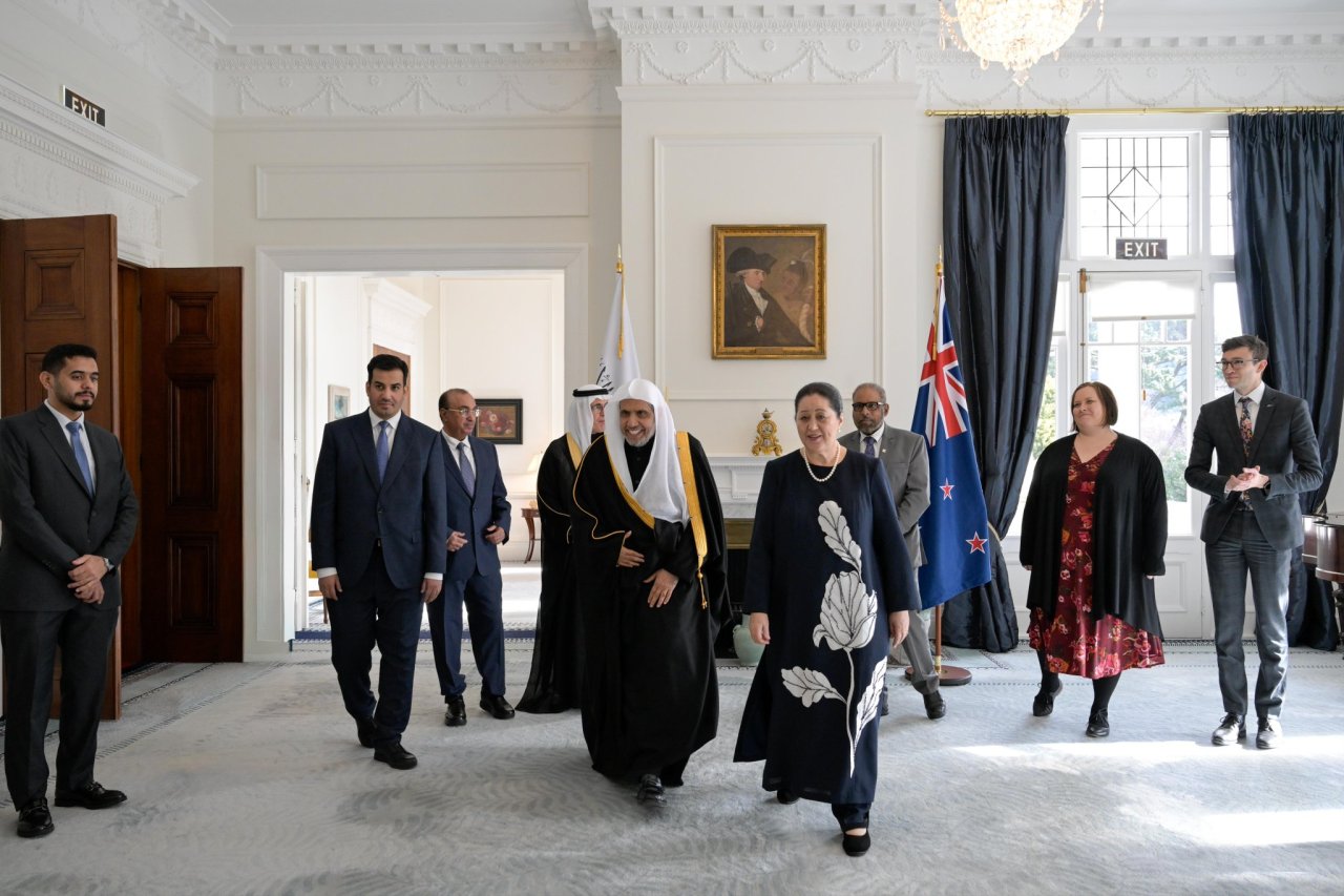 Durante un encuentro inédito con una personalidad religiosa, la Gobernadora General de Nueva Zelanda, la Sra. Cindy Kiro, recibió esta noche, en el Palacio del Gobernador en Wellington, al Sheij Mohammed Al-Issa, Secretario General