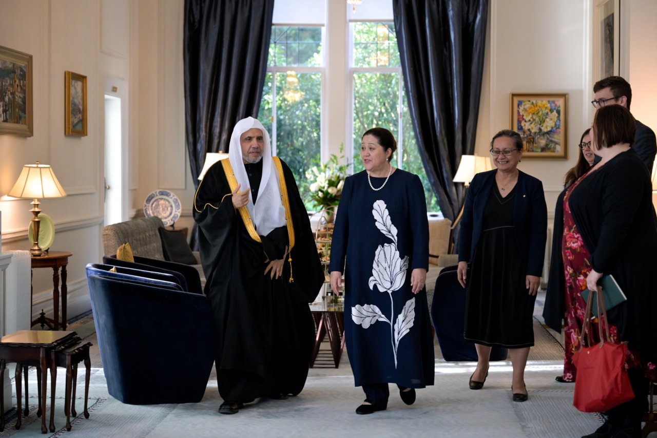 Durante un encuentro inédito con una personalidad religiosa, la Gobernadora General de Nueva Zelanda, la Sra. Cindy Kiro, recibió esta noche, en el Palacio del Gobernador en Wellington, al Sheij Mohammed Al-Issa, Secretario General