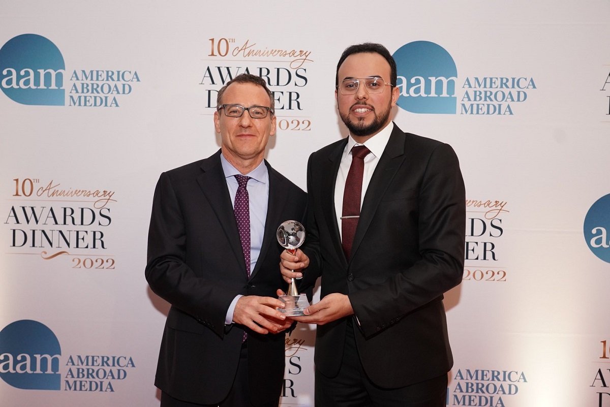 معالي الشيخ د. محمد العيسى ينال الجائزة الأولى لوسائل الإعلام الأمريكية للكُتّاب العالميين، عن مقالته حول صورة المسلمين في صناعة "الأفلام الغربية"