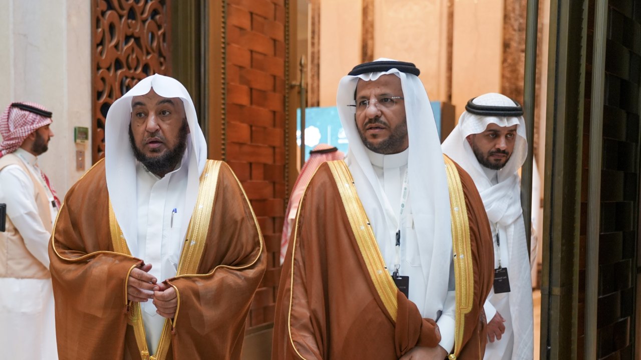 ‏خدمةً للأمة الإسلامية في مجمل شؤونها الدينية من خلال مُنجَزٍ رقمي يستند على مظلة شرعية دولية جامعة، واعتمادٍ فقهي لفكرته من المجمع الفقهي الإسلامي: ‏المنصةُ الرقميةُ &quot;منهاج&quot;، من مكة إلى العالم.