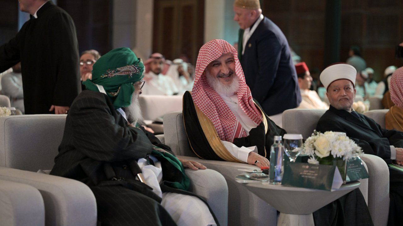 ‏خدمةً للأمة الإسلامية في مجمل شؤونها الدينية من خلال مُنجَزٍ رقمي يستند على مظلة شرعية دولية جامعة، واعتمادٍ فقهي لفكرته من المجمع الفقهي الإسلامي: ‏المنصةُ الرقميةُ &quot;منهاج&quot;، من مكة إلى العالم.