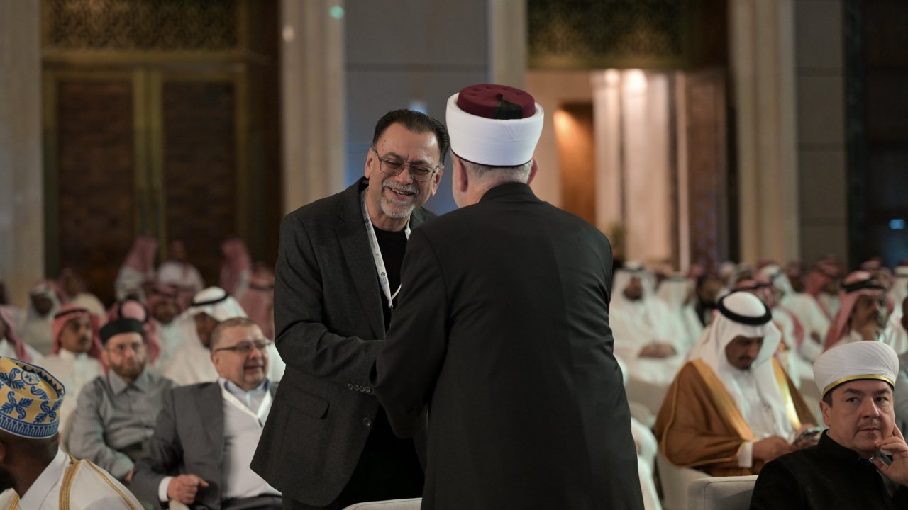 ‏خدمةً للأمة الإسلامية في مجمل شؤونها الدينية من خلال مُنجَزٍ رقمي يستند على مظلة شرعية دولية جامعة، واعتمادٍ فقهي لفكرته من المجمع الفقهي الإسلامي: ‏المنصةُ الرقميةُ &quot;منهاج&quot;، من مكة إلى العالم.