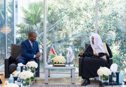 التقى معالي الشيخ د. محمد العيسى‬⁩ اليوم الاثنين بسعادة سفير جمهورية بوروندي‬⁩ لدى المملكة العربية السعودية، السيد ناهايو جاك.