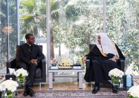 التقى معالي الشيخ د.⁧محمد العيسى‬⁩ في مكتبه بالرياض سفير الفاتيكان لدى الأمم المتحدة نيافة السيد نونسيو فورتشناتس، والمندوب الدائم لجامعة السلام “الأممية” لدى مكتب الأمم المتحدة بجنيف السيد ديفيد فيرنانديز