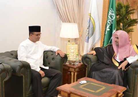 استقبل معالي الأمين العام ظهر اليوم بمكتبه في مكة المكرمة حاكم جاكرتا الأندونيسية معالي الدكتور أنيس باسويدان.