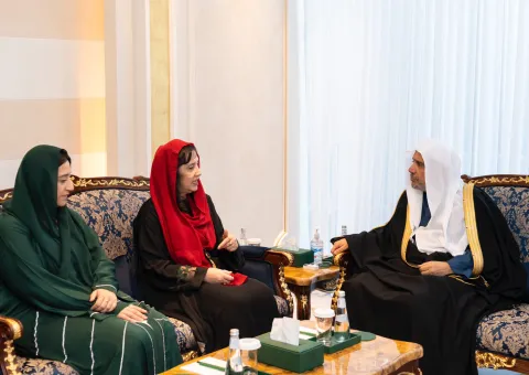 ‏استقبل معالي الأمين العام، رئيس هيئة علماء المسلمين، فضيلة الشيخ د.⁧‫محمد العيسى‬⁩ ‬⁩ ، في مكتبه ظهر اليوم، معالي عمدة مانشستر بالمملكة المتحدة، السيدة ياسمين دار، والوفد المرافق لها