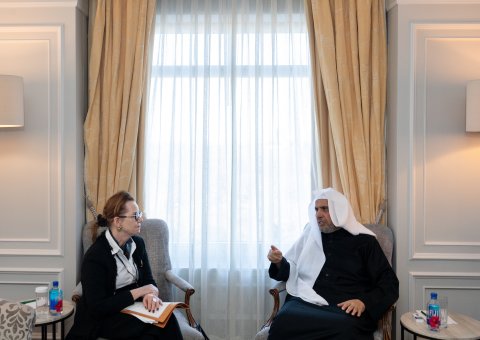 استقبل معالي الأمين العام، رئيس هيئة علماء المسلمين، فضيلة الشيخ د.⁧‫محمد العيسى‬⁩، في مقرِّ إقامته بنيويورك، مديرةَ مكتب وكالة الأمم المتحدة لإغاثة وتشغيل اللاجئين الفلسطينيين (أونروا)، السيدة غريتا غونار سدوتير