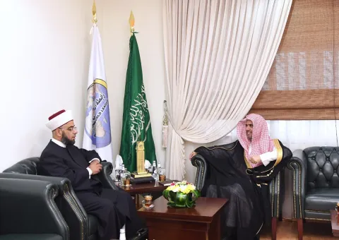 Son Excellence le SG reçoit à son bureau à Riyadh son Eminence le Cheikh Naji Allouche un savant du Liban