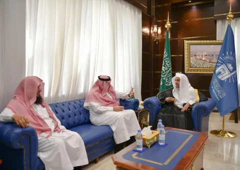 Le doyen de l’Université de Médine, le D. Hatem bin Hassan Elmarzouqui recevant le Secrétaire Général de la Ligue, le D. Mohamed bin Abdelkareem Al-Issa.