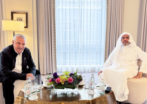 استقبل معالي الشيخ د.⁧‫محمد العيسى‬⁩ ⁦‬⁩، في مقرّ إقامته، الكاتبَ الأمريكي توماس فريدمان، كما استقبلَ في مقر إقامته -أيضًا- الرئيسَ التنفيذيّ لصحيفة واشنطن بوست، السيد ويليام لويس.