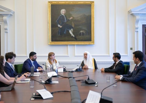 التقَتْ نائبة رئيس الوزراء البريطاني، السيدة أنجيلا راينر، معالي الأمين العام، رئيس هيئة علماء المسلمين، فضيلة الشيخ د.⁧‫محمد العيسى