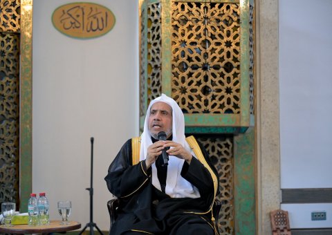 استضاف المركز الإسلامي في العاصمة البريطانية "لندن" لقاءً موسَّعاً بين معالي الأمين العام، رئيس هيئة علماء المسلمين، فضيلة الشيخ د.⁧‫محمد العيسى‬⁩ ⁦‬⁩ ، والقيادات الإسلامية في عموم المملكة المتحدة